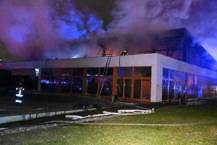 Leégett egy uszoda tetőszerkezete Budapesten